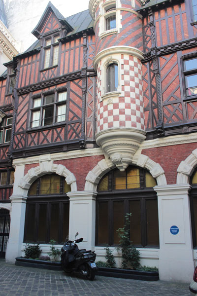 L'hôtel Henri Menier - Les communs dans la cour L'hôtel Henri Menier - Les communs dans la cour
