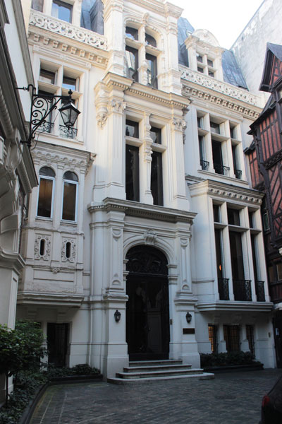 L'hôtel Henri Menier - La façade du bâtiment en fond de cour L'hôtel Henri Menier - La façade du bâtiment en fond de cour