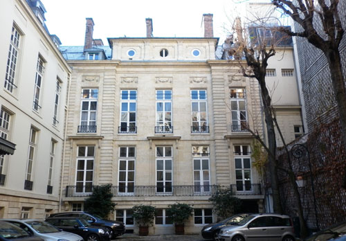 L'hôtel Bochard de Saron : la façade sur cour L'hôtel Bochard de Saron : la façade sur cour