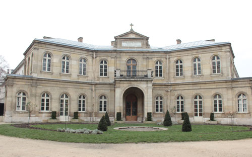 La fondation Eugène Napoléon : la façade principale précédée d'une cour d'honneur