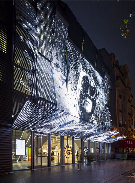 Alesia Cinéma : la façade plissée sur laquelle sont projettées des images