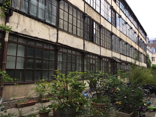 Cour industrielle Rue Sedaine : l'immeuble à charpente en bois Cour industrielle Rue Sedaine : l'immeuble à charpente en bois
