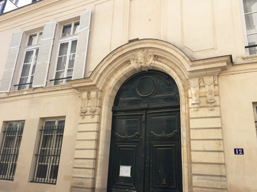 L'hôtel de Brunvilliers : la façade et le portail sur la rue L'hôtel de Brunvilliers : la façade et le portail sur la rue