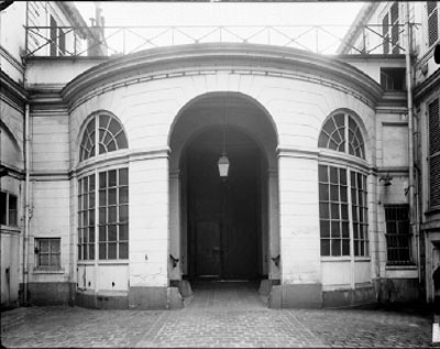 Le vestibule circulaire aménagé dans le corps de bâtiment sur rue