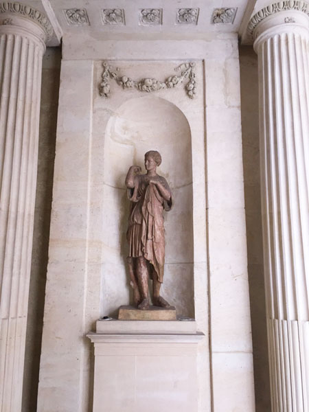 L'hôtel de Novilos : niche encadrée de colonnes cannelées et décorée d'une statue dans le vestibule L'hôtel de Novilos : niche encadrée de colonnes cannelées et décorée d'une statue dans le vestibule