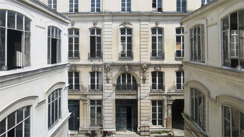La reconversion de l'hôtel de Rivié - Au fond la façade de l'hôtel de Rivié, précédée par deux bâtiments jumeaux ajoutés au XIXe siècle