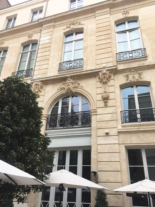 The Hoxton Paris : façade de l'hôtel de Rivié donnant sur l'actuelle terrasse