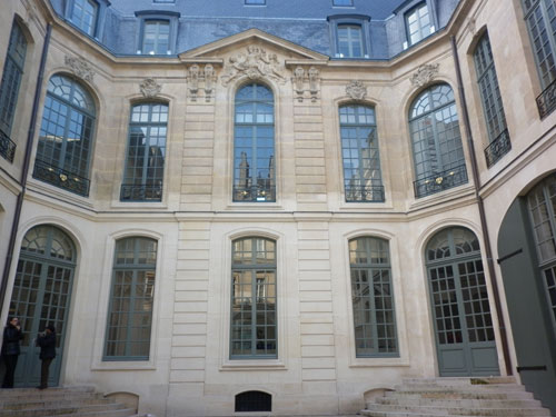 L'hôtel des Vieux : la façade sur cour L'hôtel des Vieux : la façade sur cour