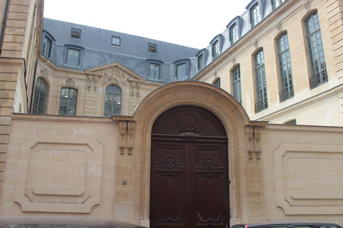 L'hôtel des Vieux - Le portail et la façade de l'hôtel en fond de cour L'hôtel des Vieux - Le portail et la façade de l'hôtel en fond de cour