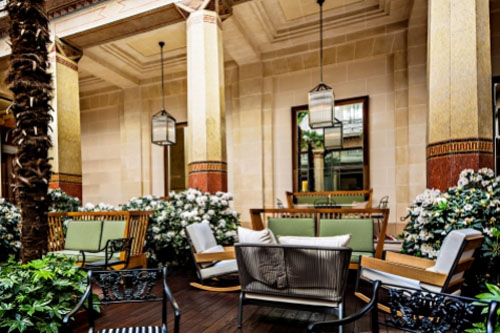 L'hôtel Prince de Galles : le patio sert de cadre au bar Les Heures