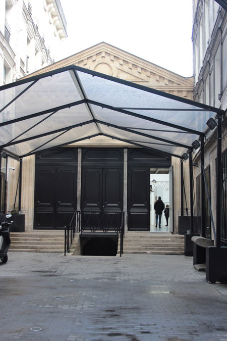 La fondation Azzedine Alaïa : un fronton couronne la façade La fondation Azzedine Alaïa : un fronton couronne la façade