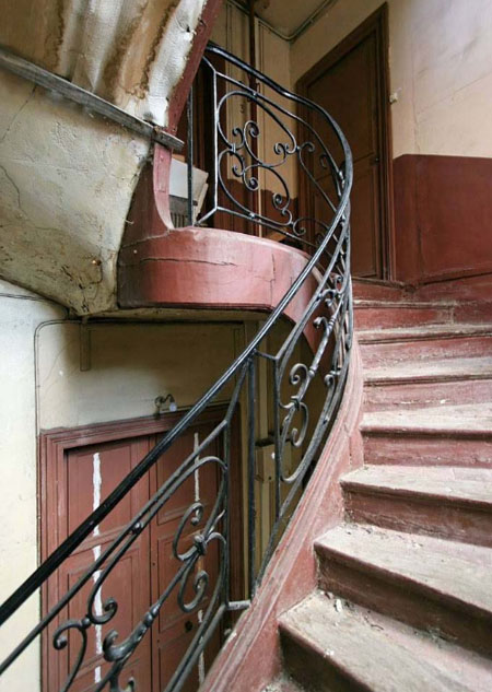 Réhabilitation de logements Rue du cloître Saint-Merri : l'escalier et sa rampe en fer forgé