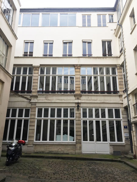 La cité d'Angoulême : les bâtiments entourant la cour