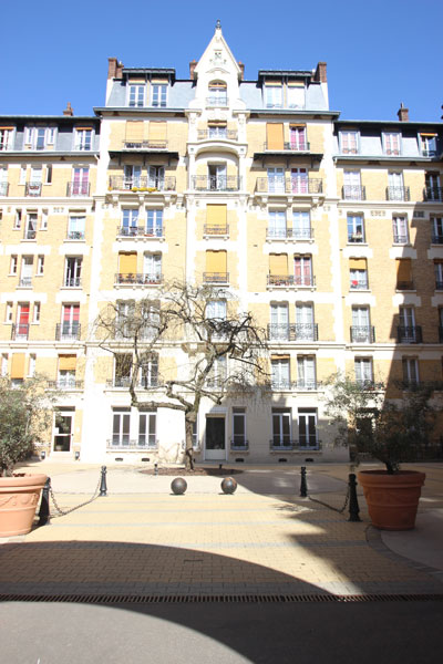 Les HBM rue de l'amiral Roussin - Le bâtiment en fond de cour