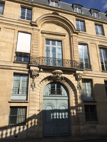 L'hôtel de Montalivet - Le portail au centre de la façade sur la rue