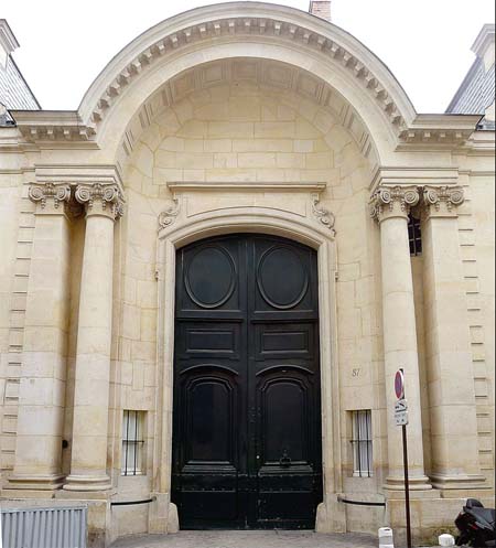 L'hôtel d'Orrouer - Le grandiose portail sur rue L'hôtel d'Orrouer - Le grandiose portail sur rue