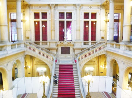 La mairie du 10e arrondissement : l'escalier d'honneur La mairie du 10e arrondissement : l'escalier d'honneur