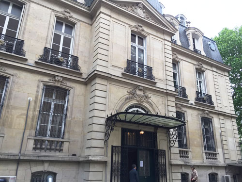 L’hôtel des Monstiers-Mérinville : la façade donnant sur la cour avec au milieu la porte d'entrée surmontée d'une marquise L’hôtel des Monstiers-Mérinville : la façade donnant sur la cour avec au milieu la porte d'entrée surmontée d'une marquise