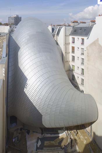 La fondation Jérome Seydoux-Pathé : le bâtiment, de forme organique, semble s'être niché au milieu des immeubles avoisinants