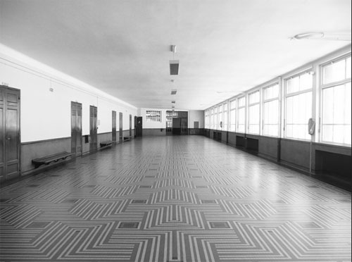 Le lycée Camille Sée : hall communiquant averc les salles de classes, recouvert de mosaïque au sol