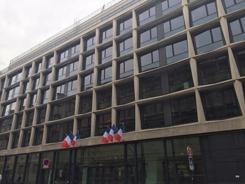 Le bâtiment Chaban-Delmas : la façade sur la rue de l'Université et son spectaculaire mur-rideau