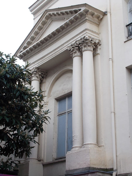 Le couvent des bénédictins Anglais : le portail de la chapelle se situe au niveau du 1er étage - L'escalier extérieur a disparu. Le couvent des bénédictins Anglais : le portail de la chapelle se situe au niveau du 1er étage - L'escalier extérieur a disparu.
