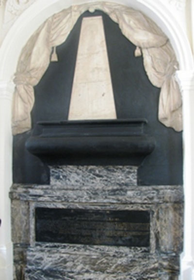Le collège des Ecossais : le monument renfermant le cerveau de Jacques Stuart Le collège des Ecossais : le monument renfermant le cerveau de Jacques Stuart