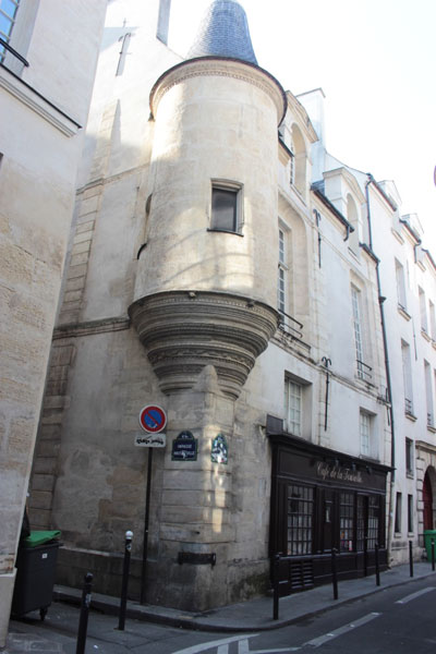 L'hôtel des abbés de Fécamp : la tourelle à l'angle de l'hôtel L'hôtel des abbés de Fécamp : la tourelle à l'angle de l'hôtel