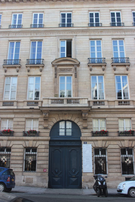 La maison Neveu : la travée centrale est la seule dotée de décors sculptés