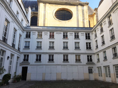 L'hôtel des Vivres : il est voisin de l'église Saint-Louis, avec une vue directe sur le bras droit du transept