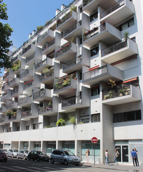 Logements : façade sur la rue de Civry