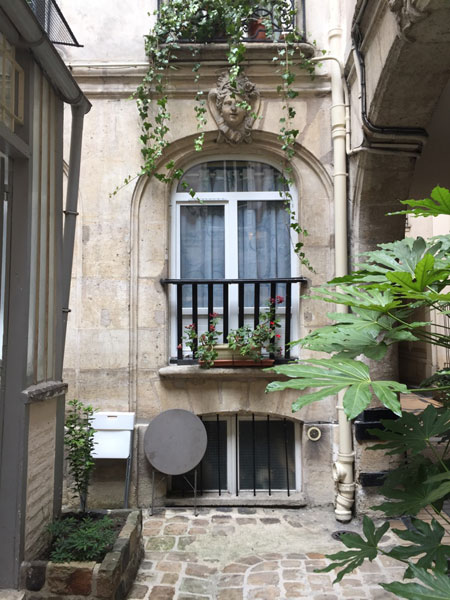 La maison Mariette : fenêtre donnant sur la 2e cour; elle est surmontée d'un mascaron de femme La maison Mariette : fenêtre donnant sur la 2e cour; elle est surmontée d'un mascaron de femme