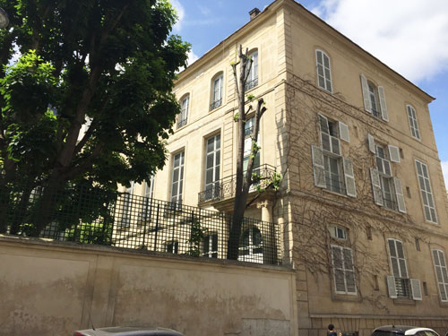Hôtel de mazarin : la façade sur le jardin vue de la rue Vaneau