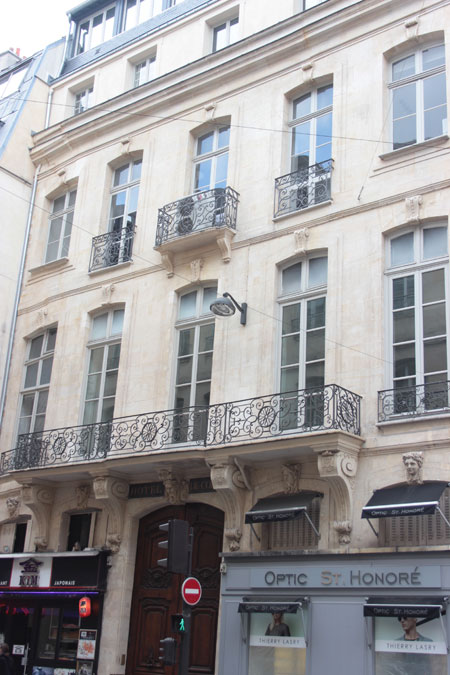 L'hôtel de Coigny : la façade sur rue est égayée par un élégant blacon L'hôtel de Coigny : la façade sur rue est égayée par un élégant blacon