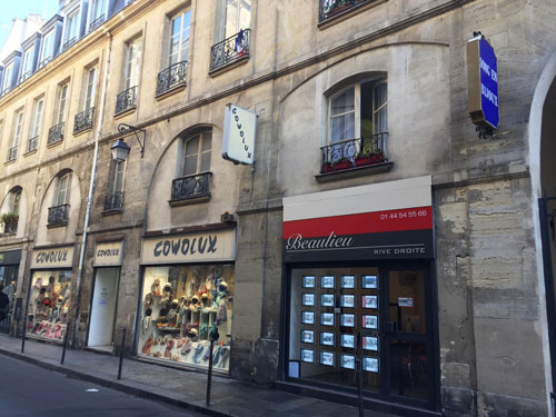 Les vestiges de l'hôtel de Mesmes : l'arcade occupée par une agence immobilière était l'ancienne entrée de l'hôtel. Le bâtiment sur rue est d'époque Louis XV.