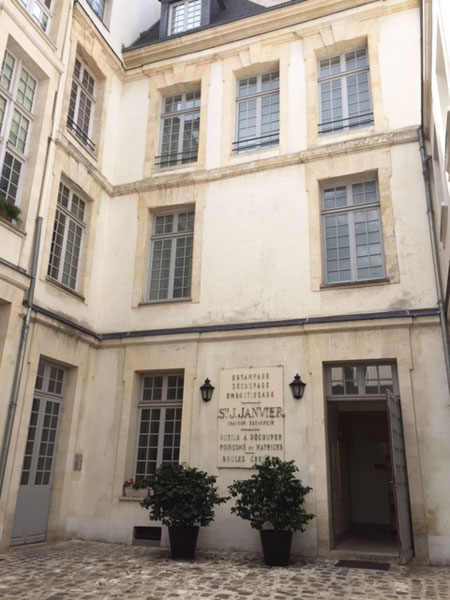 L'hôtel de Sabran : le logis en fond de cour L'hôtel de Sabran : le logis en fond de cour
