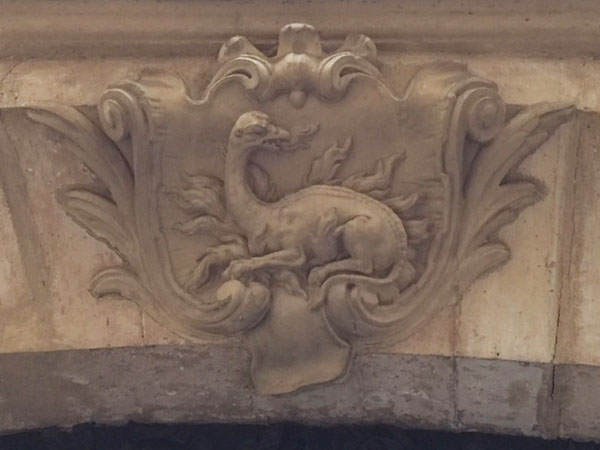la salamandre, emblème de François 1er, couronne le portail du n°20