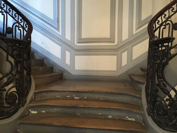 L'hôtel Colmet d'Age : le départ de l'escalier L'hôtel Colmet d'Age : le départ de l'escalier