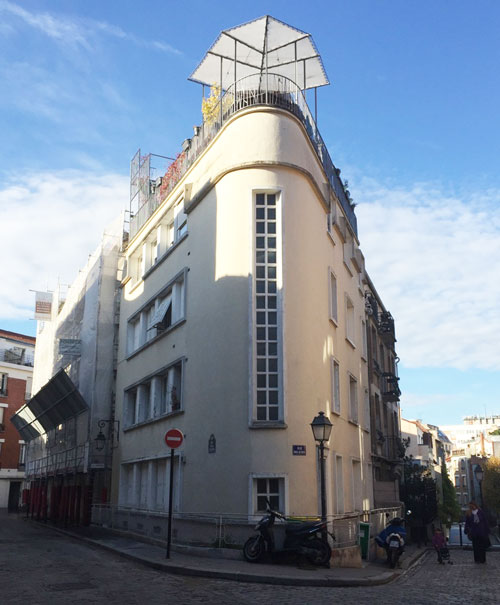 la rue Emile Desvaux : un immeuble furieusement Art déco à l'angle de deux rues