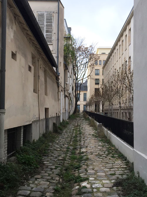 La ruelle Sourdis : la partie sud a perdu d'un côté tous ses bâtiments anciens