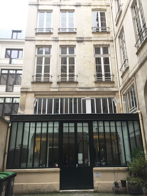 L'hôtel Le Normand d'Etiolles : le bâtiment en fond de cour - Une verrière a été ajouée devant L'hôtel Le Normand d'Etiolles : le bâtiment en fond de cour - Une verrière a été ajouée devant