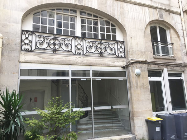 L'hôtel Le Normand d'Etiolles : l'aile reliant le bâtiment sur cour et le bâtiment sur rue abrite un bel escalier Louis XV L'hôtel Le Normand d'Etiolles : l'aile reliant le bâtiment sur cour et le bâtiment sur rue abrite un bel escalier Louis XV