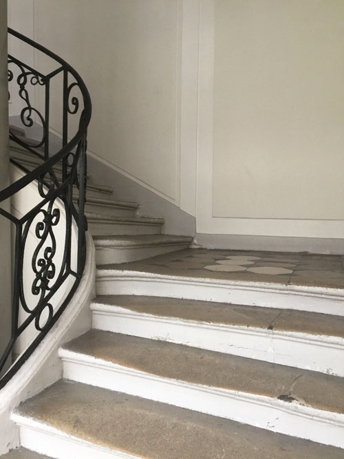 L'hôtel Le Normand d'Etiolles : l'escalier L'hôtel Le Normand d'Etiolles : l'escalier