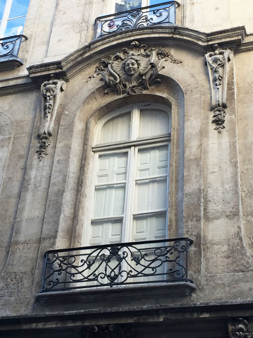 La maison Oppenord : détail de la fenêtre centrale au 1er étage La maison Oppenord : détail de la fenêtre centrale au 1er étage