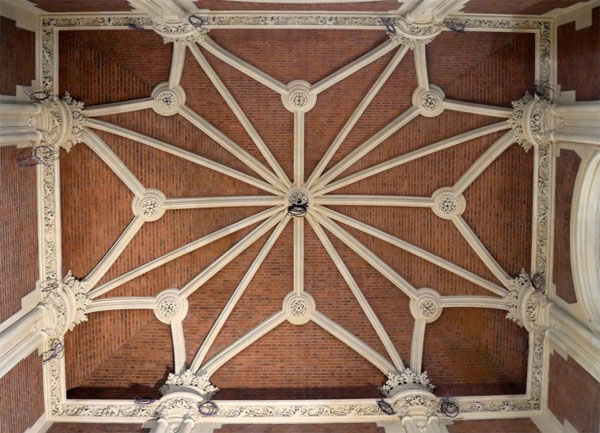 L'hotel Gaillard : plafond néo-gothique L'hotel Gaillard : plafond néo-gothique