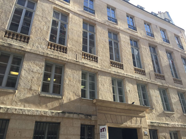 L'hôtel de Melun : la façade sur rue L'hôtel de Melun : la façade sur rue