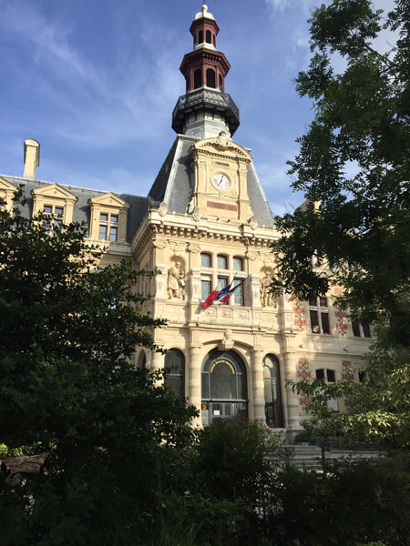 La mairie du 12e arrondissement : le pavillon coiffé d'un campanile La mairie du 12e arrondissement : le pavillon coiffé d'un campanile