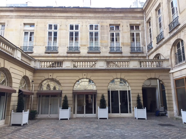 Les hôtels de la rue Royale : la cour de l'hôtel Le Roi de Senneville (n°6)