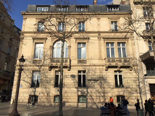 L'hôtel del Castillo : la façade donnant sur les Champs-Elysées