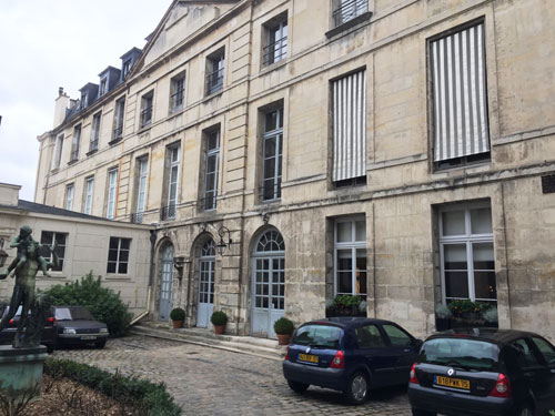 L'hôtel de Chaulnes : l'aile à droite dans la cour, bâtie sur les plans de Jules-Hardouin Mansart